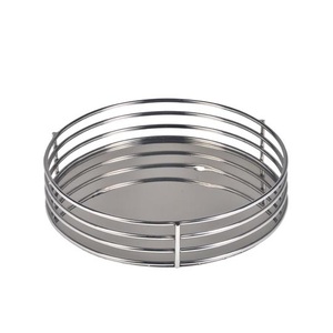 Plateau de service en métal de forme arrondie fait à la main, finition nickelée, vaisselle de qualité durable, plat de service pour aliments - Product Image 1