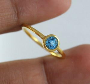 Anillo de Oro Amarillo de 14k con Topacio Azul Suizo Natural de 5mm, Redondo y Sólido, Fabricante de Joyería - Product Image 1