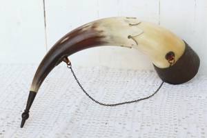 Corne à boire sculptée et polie de qualité supérieure, en corne de buffle écologique, style animalier, avec étui en cuir, souvenir du Uttar Pradesh - Product Image 4