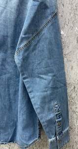 Camisa informal Urban Vanguard, Utilidad de mezclilla desgastada con características antiarrugas y antibolitas, tejido de punto teñido liso - Product Image 3