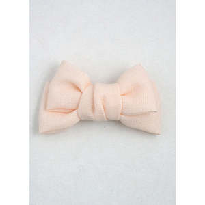 กิ๊บติดผมรูปโบว์น่ารักสำหรับเด็กผู้หญิง ทำจากผ้าซาตินและผ้ากรอสเกรน สไตล์เก๋ไก๋สำหรับคริสต์มาส ประดับมุกและพลาสติกอย่างดี เหมาะสำหรับตกแต่งผม - Product Image 6