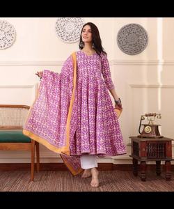 Belle longue Salwar Kurta pour femmes en vêtements islamiques modestes avec style fourche blanche et motif de robe de boutique - Product Image 6