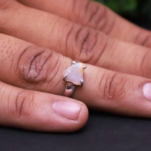 แหวนเงินแท้ 925 ประดับพลอยโอปอลไฟเอธิโอเปียดิบ แบบไม่เจียระไน สำหรับเป็นเครื่องประดับพลอยประจำเดือนตุลาคม - Product Image 2