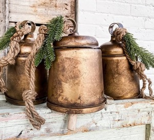Cloches de vache en fer de style ferme rustique avec aspect vieilli à la main et sonnerie classique pour une utilisation décorative dans une grange - Product Image 3