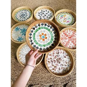 Diseño superior 2024 Decoración Bandeja de ratán Mosaico Tejido a mano Redondo Madre de perla Bandeja de ratán con incrustaciones de Loto Azul Vietnam - Product Image 5