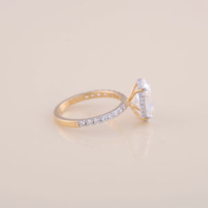 Anillo de Compromiso con Diamante Ovalado Cultivado en Laboratorio de 3CT y 0.506CT con Engaste Redondo en Plata de Ley 925 - Product Image 6