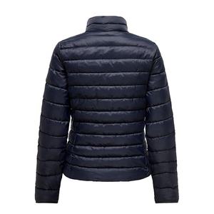 Veste matelassée pour femme 100% polyester Fermeture éclair intégrale Col montant Veste matelassée matelassée Streetwear Veste tendance pour femme FTI-PJ-018 - Product Image 4