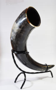 Craftsy Home Viking Corne à boire de qualité, faite à la main, polie, style ange, couleur naturelle, support métallique, prix économique, 200-500 ml - Product Image 2