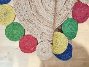 Tapis rond en jute fait main avec bordure patchwork colorée, style bohème, poils plats, pour salon - Product Image 3