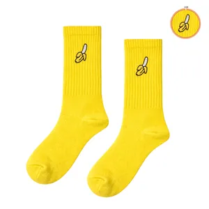 Calcetines Deportivos Unisex de Uso Diario con Bordado de Plátano Amarillo - Product Image 1