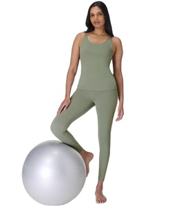 Conjunto de yoga de lujo para mujer, ropa con logotipo personalizado, conjunto de dos piezas de diseñador para mujer, pantalones casuales de verano, ropa deportiva de manga corta para mujer. - Product Image 1