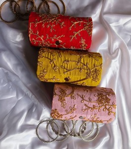 Boîte à bijoux en coton traditionnel bracelets brodés organisateur décoratif de mariage indien pour emballer des cadeaux de retour pour Diwali - Product Image 2