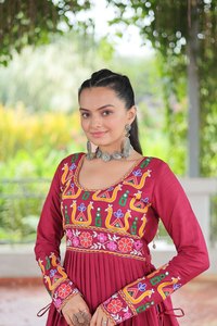 ชุดคอลเลกชั่นผ้าไหมเรยอนสีแดงดีไซน์เนอร์ชุดปาร์ตี้สำหรับผู้หญิงสวย - Product Image 2