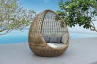 Lit de repos d'extérieur de luxe moderne en rotin tressé en forme d'œuf avec coussins en mousse à mémoire de forme, résistant aux UV, écologique, durable et antirouille pour jardin