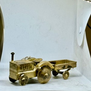 Fournitures de jardinage Tracteur antique en laiton de haute qualité avec chariot Ornement de décoration suspendu de Noël miniature - Product Image 2