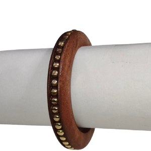 Brazalete Redondo de Madera Natural Ecológico con Incrustaciones de Cuentas Metálicas Doradas - Joyería de Madera Artesanal de Estilo Étnico Indio - Product Image 1