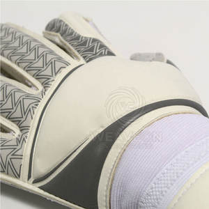 Guantes de Portero de Fútbol de Cuero de Alta Calidad, Súper Suaves y Cómodos, con Cierre de Velcro Antideslizante y Protección para los Dedos - Product Image 4