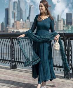 Lehenga choli สำหรับผู้หญิงในงานแต่งงานมีสีชมพูปักด้วยเสื้อกำมะหยี่หนาและกระจกทำงาน - Product Image 5