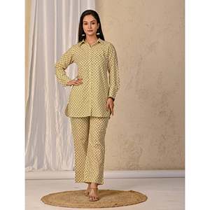 ชุดเซ็ตผ้าฝ้ายพิมพ์ลายบาริกบุตติสีมัสตาร์ดพาสเทล พร้อมเสื้อติดกระดุม - Product Image 4