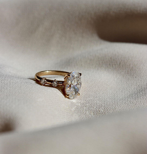 Bague de fiançailles en diamant Moissanite de luxe coupe ovale pour femme en plaqué or 18 carats avec accents latéraux élégant Solitaire Vintage - Product Image 2
