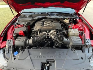 Mustang GT Premium Convertible 2024-hp V8, Essieu arrière à glissement limité, Intérieur rouge carmin, principalement non modifié, 480 - Product Image 6