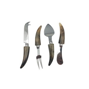 Utensilio de Queso Decorativo de Metal, Rebanador de Queso Único Hecho a Mano con Mango de Cuerno Negro Personalizado, Juego de Cuchillas para Untar Queso - Product Image 1
