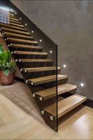 Intérieur moderne de George Group, bande de roulement d'escalier flottante en bois, design chaud, garde-corps en verre trempé pour appartement intérieur