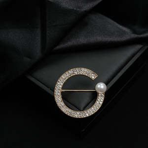 เข็มกลัดอัลลอยประดับเพชรสุดสร้างสรรค์เครื่องประดับแฟชั่นสำหรับผู้หญิงพร้อมหมุดป้องกันแสงดีไซน์ข้ามพรมแดนอย่างสง่างาม - Product Image 3