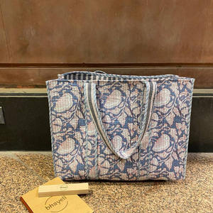 Bolso Tote Reversible Estampado Floral de Algodón Acolchado Grande Hecho en India, Ecológico y Sostenible para Verano y Otoño - Product Image 1