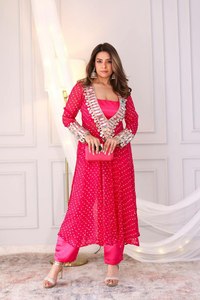 Costume Salwar trois pièces en soie Georgette imprimé Bandhani à motif unique, avec de vrais travaux de broderie, motif ample, pour les fêtes d'hiver - Product Image 4