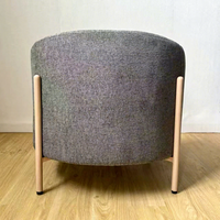 Fauteuil d'Angle Scandinave Moderne Gris en Tissu, Pieds en Bois Naturel, Fauteuil d'Appoint Style Milieu de Siècle pour Salon