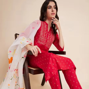 Conjunto Exclusivo de Kurti y Pantalones de Rayón Bordado con Cuello en V, Largo hasta la Rodilla, Corte Regular, Elegante, con Dupatta Pintada, Venta al Por Mayor - Product Image 1