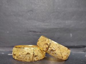 Bracelets de conception traditionnelle avec des bracelets à la mode de forme ronde plaqués or 22CT à vendre par les exportateurs indiens - Product Image 2