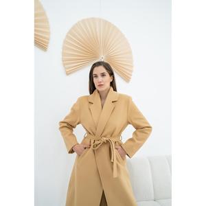 Venta al por mayor de abrigos midi con cinturón Camel de tela tejida - Product Image 2