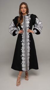 ผู้ผลิตเสื้อผ้าสตรีปี 2026 ชุดเดรสยาวสไตล์โบฮีเมียนสำหรับฤดูใบไม้ร่วง ชุดเดรสยาวลำลองปักลายปักลายดอกไม้ คอวี พิมพ์ลายดอกไม้ สไตล์ยูเครน - Product Image 3