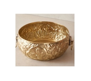 Tazón de flores Urli de diseño hecho a mano de Color dorado de aluminio de forma redonda con dos asas para decoración de festivales - Product Image 1