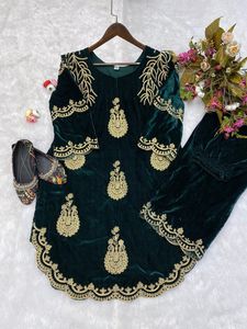 HERMOSO DESGASTE PAKISTANI PARA ESTA TEMPORADA DE INVIERNO HACE UNA FUNCIÓN DE UR ADORABLE DESARROLLE UN TOP DE TRABAJO CON BORDADO DE CORDÓN DE TERCIOPELO CON PANTALÓN - Product Image 5