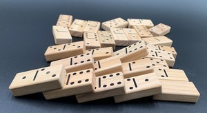 Azulejos de dominó de madera tallados a mano Juego de rompecabezas de estilo animal pulido para decoración Colección elegante de dominó hecho a mano - Product Image 3