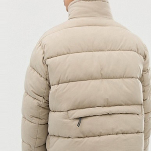 เสื้อแจ็คเก็ตพัฟเฟอร์บุผ้าสำหรับผู้ชาย พิมพ์ลายด้านหน้าคุณภาพสูง 100% พร้อมฮู้ด สกรีนโลโก้ได้ตามต้องการ แฟชั่นฤดูหนาวแนวสตรีท ระบายอากาศได้ดี - Product Image 4