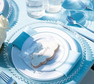 Plaque de charge ronde en métal blanc brillant pour mariage maison Tables à manger décoration vaisselle assiettes - Product Image 1