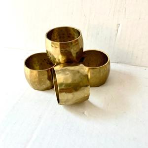 Ensemble de 4 anneaux de serviette en laiton martelé, design métallique texturé artisanal pour une décoration de table rustique et élégante - Product Image 1