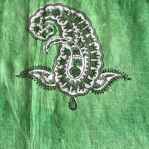 Tela de Algodón Estampada a Mano con Motivo Paisley Verde (Kairi) sobre Base Sólida - Product Image 2