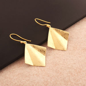 Nouveaux bijoux de mode plaine poli boucle d'oreille finition brossée laiton plaqué or design fantaisie breloques balancent boucle d'oreille cadeau pour les femmes - Product Image 3