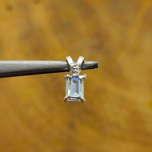 Collar con colgante de plata 925 de piedra lunar arcoíris con forma de rectángulo, colgantes de plata pequeños con ajuste de bisel de puntas finas artesanales - Product Image 3