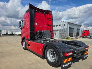 Camion routier longue portée d'occasion Red FH Euro5, modèle phare, 4-6L D13 V6 540HP, conduite à gauche, 4x2, transmission automatique, capacité de charge 11-20T, faible consommation de carburant - Product Image 6