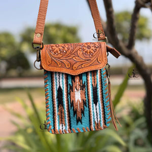 Nouveauté : Portefeuille de téléphone en cuir véritable style selle aztèque, portefeuille de téléphone en cuir artisanal élégant, portefeuille de téléphone à bandoulière pour femmes - Product Image 1