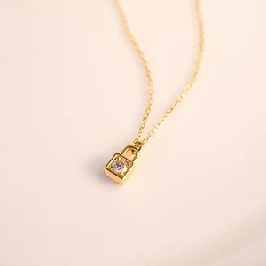 Collar con Mini Candado de Alta Gama Español con Incrustaciones de Circonita, Delicado y Pequeño Colgante de Candado. - Product Image 3