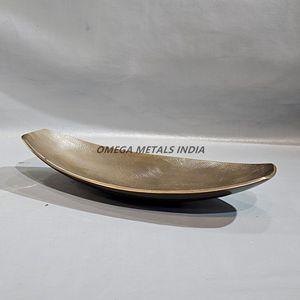 Plateau décoratif ovale incurvé en or, en forme de bateau, pièce maîtresse pour la décoration de table, pour présenter des friandises et ajouter du luxe à votre espace - Product Image 1