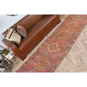 Alfombra Turca, Alfombra Vintage de 2.7x11.8 pies, Alfombra Roja de Lana del Suroeste - Product Image 3