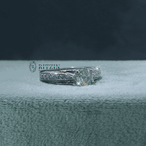 Anillo de Oro Rosa de 14K con Moissanita de Corte Redondo de 6.50 MM con Detalles y Halo Oculto para Mujer - Product Image 3